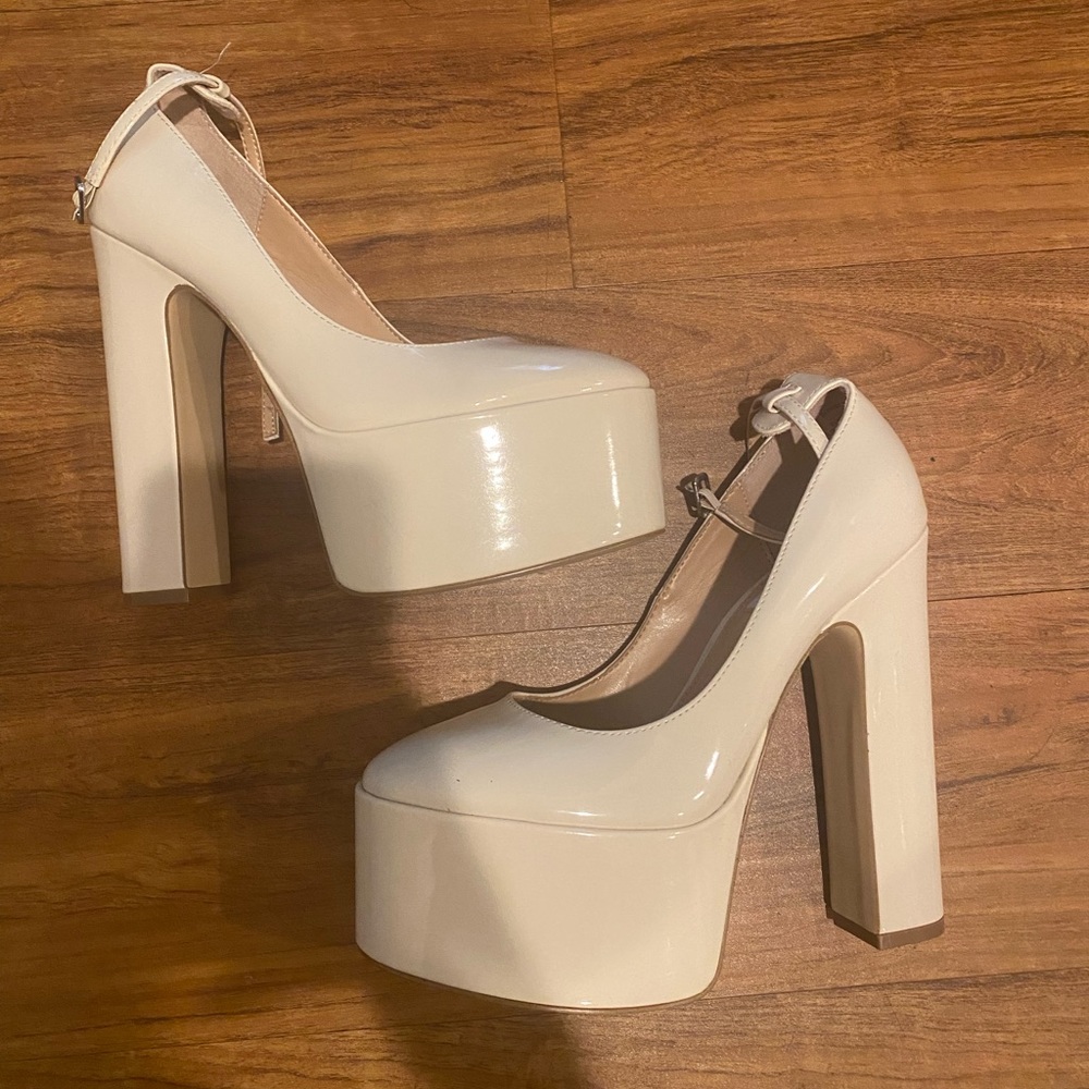 Steve madden heels size 7.5 color white/cream only used once.